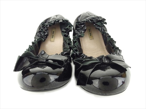 美品【miumiu】オープントゥ　リボンパンプス エナメルヒール 38 黒 MIU MIU - 未使用 ミュウミュウ miumiu パンプス オープントゥ