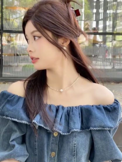 ワンショルデニムトップス ブラウス ショート丈 袖あり 半袖 オフショル ストレート フリル デニム かわいい カジュアル おしゃれ お洒落 こなれ感 ガーリー 無地 夏 10代 20代 レディース 女性用 デート お出かけ 休日 リゾート 旅行 着回し 普段使い S M L 青 ブルーの通販は 5,702円