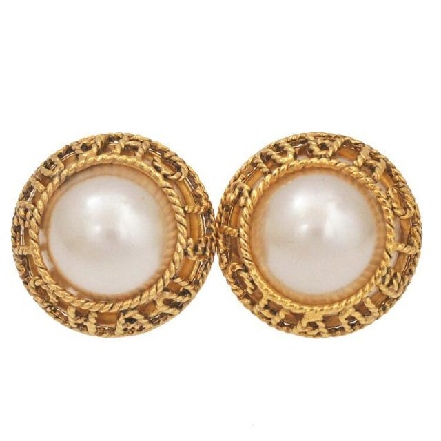 シャネル イヤリング ゴールド パールホワイト 美品 GP ファッションパール 中古 94 A CHANEL アクセサリー パール ヴィンテージ ジュエリー ロゴ レア 人気 レディース 宝飾 ブランドジュエリー アクセ クリップタイプ 箱付 プレゼント 贈り物 本物 鑑定済みの通販は