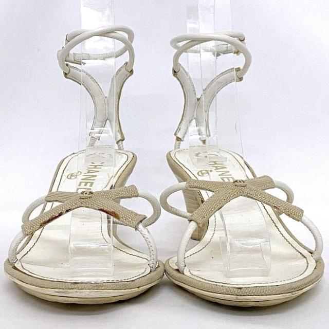 シャネル ストラップ サンダル ホワイト ベージュ ココマーク 23.0cm キャンバス レザー 中古 CHANEL ヒール 5cm以上 ロゴ シンプル ヴィンテージ レア 定番 人気 女性 レディース 高級感 エレガント 上品 お洒落 カジュアル 美脚 脚長 ブランド 本物 鑑定済み