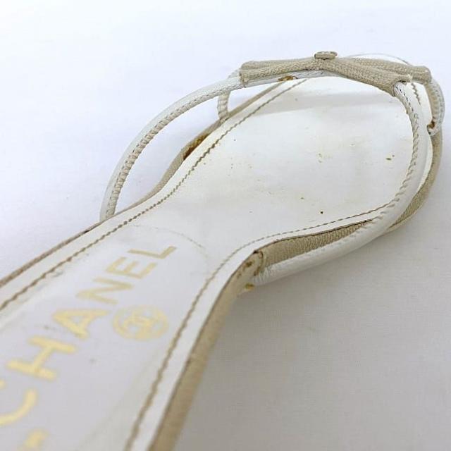 シャネル ストラップ サンダル ホワイト ベージュ ココマーク 23.0cm キャンバス レザー 中古 CHANEL ヒール 5cm以上 ロゴ シンプル ヴィンテージ レア 定番 人気 女性 レディース 高級感 エレガント 上品 お洒落 カジュアル 美脚 脚長 ブランド 本物 鑑定済み
