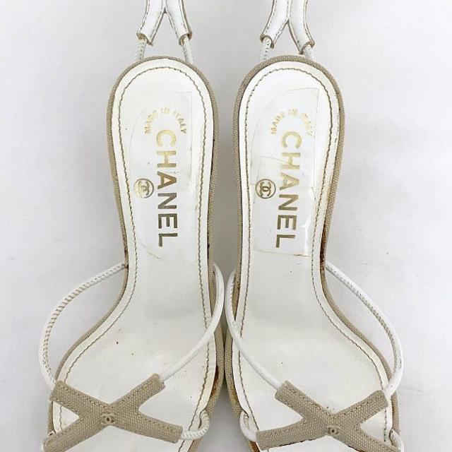 シャネル ストラップ サンダル ホワイト ベージュ ココマーク 23.0cm キャンバス レザー 中古 CHANEL ヒール 5cm以上 ロゴ シンプル ヴィンテージ レア 定番 人気 女性 レディース 高級感 エレガント 上品 お洒落 カジュアル 美脚 脚長 ブランド 本物 鑑定済み