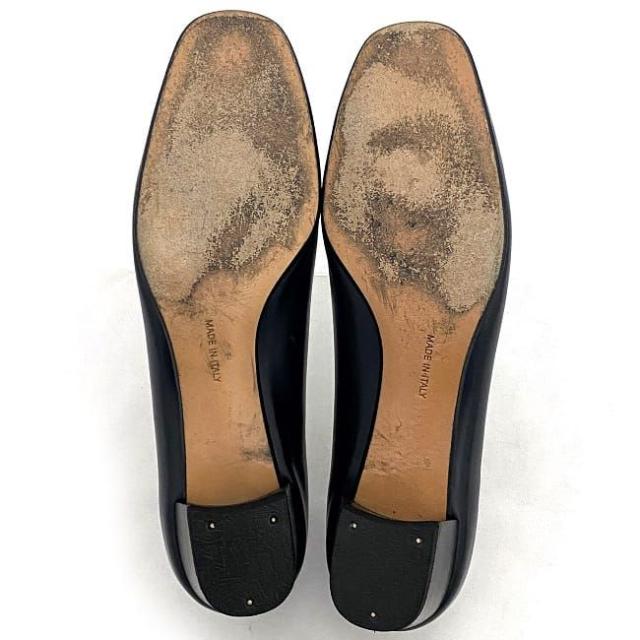サルヴァトーレ フェラガモ パンプス ブラック ネイビー ゴールド ヴァラ 美品 24.0cm 6 1/2 レザー GP 中古 Salvatore Ferragamo ヒール レディース シューズ リボン 黒 定番 人気 金具 アパレル 女性 シンプル 靴 お洒落 高級感 ブランド 本物 鑑定済み