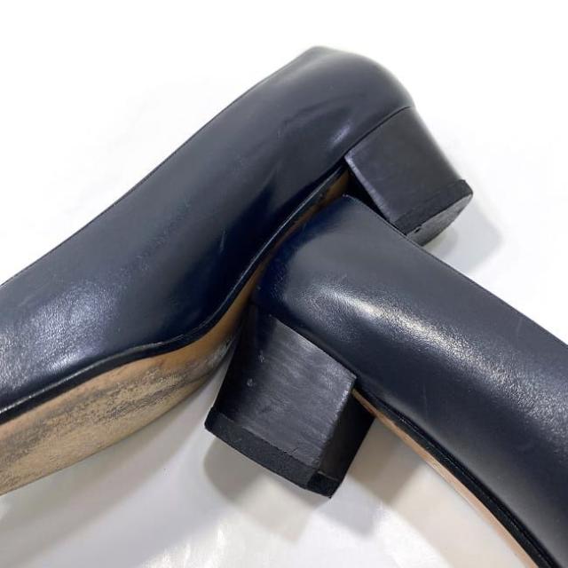 サルヴァトーレ フェラガモ パンプス ブラック ネイビー ゴールド ヴァラ 美品 24.0cm 6 1/2 レザー GP 中古 Salvatore Ferragamo ヒール レディース シューズ リボン 黒 定番 人気 金具 アパレル 女性 シンプル 靴 お洒落 高級感 ブランド 本物 鑑定済み