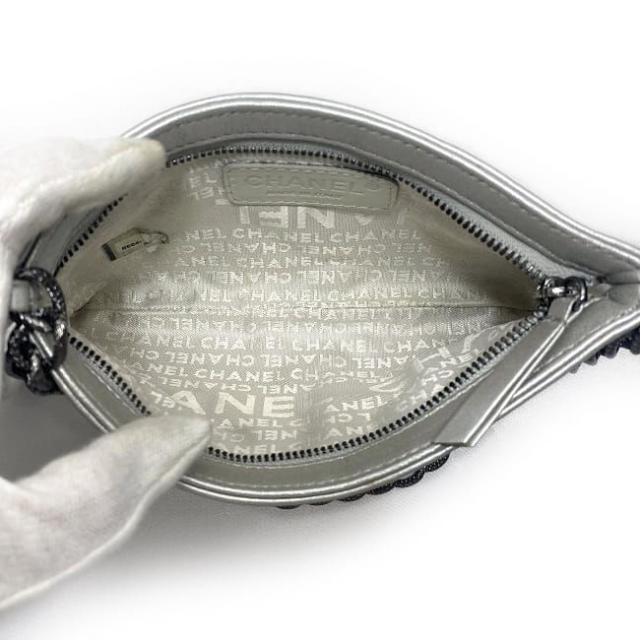 シャネル アクセサリーポーチ シルバー カメリア レア 美品 レザー メタル 中古 8番台 CHANEL チェーン ファスナー エンボス 型押し ミニバッグ ポーチ 花 柄 エンボス加工 ハンドル付 人気 小物入れ お洒落 高級感 上品 エレガント  ブランド 本物 鑑定済み シャネル アクセサリーポーチ シルバー カメリア レア 美品 レザー