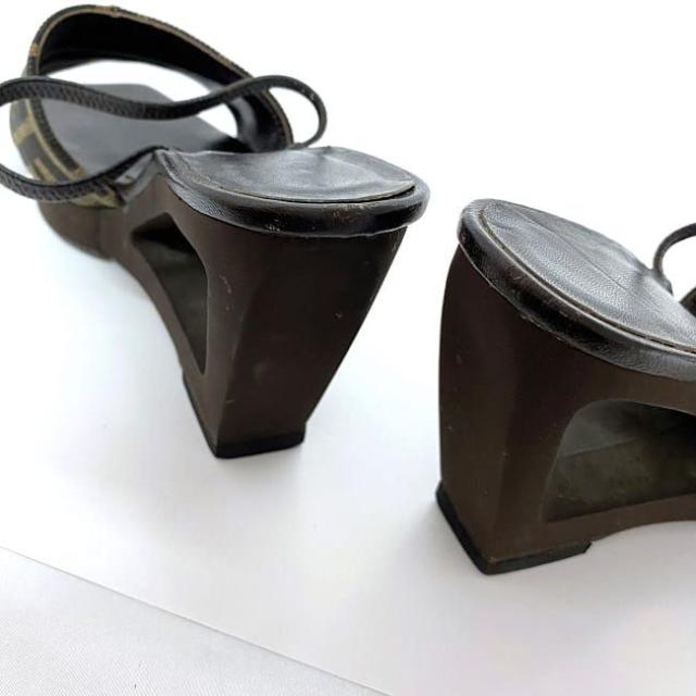 フェンディ サンダル カーキ ブラウン ズッカ ヒール 22.5cm ナイロン レザー 中古 FENDI アパレル レディース FF ロゴ ヴィンテージ レア 通勤 通学 シューズ 靴 女性 レディース 美脚 脚長 革 茶色 シンプル カジュアル お洒落 高級感 ブランド 本物 鑑定済み