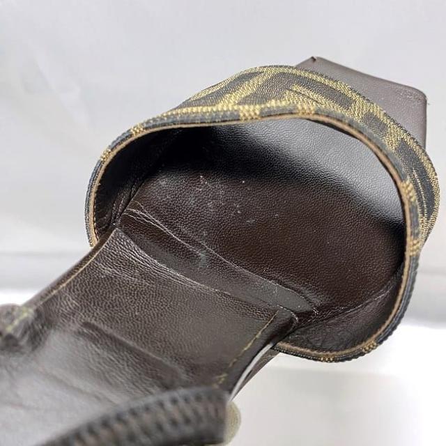 フェンディ サンダル カーキ ブラウン ズッカ ヒール 22.5cm ナイロン レザー 中古 FENDI アパレル レディース FF ロゴ ヴィンテージ レア 通勤 通学 シューズ 靴 女性 レディース 美脚 脚長 革 茶色 シンプル カジュアル お洒落 高級感 ブランド 本物 鑑定済み