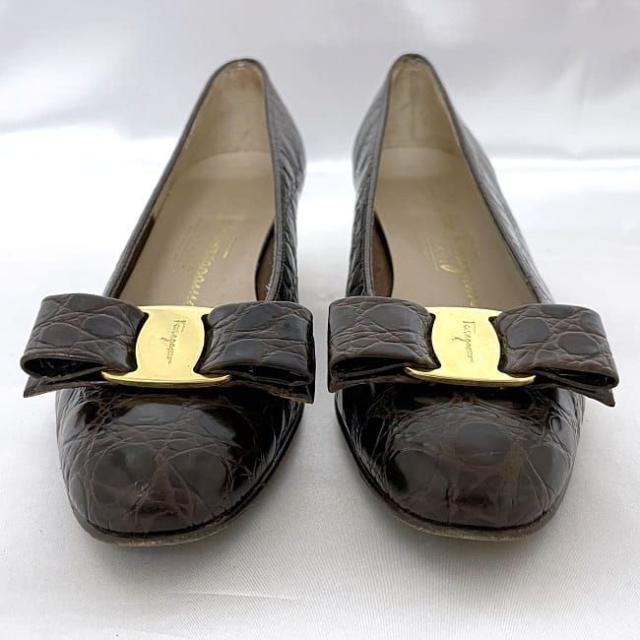 サルヴァトーレ フェラガモ パンプス ブラウン ヴァラ ec-19931 美品 22.5cm 5 レザー クロコ型押し 中古 Salvatore Ferragamo アパレル リボン ヴィンテージ 3cm ヒール 定番 人気 レディース 通勤 通学 革 レトロ シンプル 上品 茶色 ブランド 本物 鑑定済みの通販は サルヴァトーレ フェラガモ パンプス ブラウン ヴァラ ec-19931 美品 22.5cm 5 レザー クロコ型押し 中古 Salvatore Ferragamo アパレル リボン ヴィンテージ 3cm ヒール 定番 人気 レディース 通勤 通学 革 レトロ シンプル 上品 茶色 ブランド 本物 鑑定済みの通販は