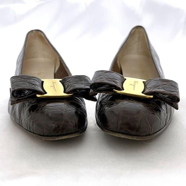 サルヴァトーレ フェラガモ パンプス ブラウン ヴァラ ec-19931 美品 22.5cm 5 レザー クロコ型押し 中古 Salvatore Ferragamo アパレル リボン ヴィンテージ 3cm ヒール 定番 人気 レディース 通勤 通学 革 レトロ シンプル 上品 茶色 ブランド 本物 鑑定済みの通販は サルヴァトーレ フェラガモ パンプス ブラウン ヴァラ ec-19931 美品 22.5cm 5 レザー クロコ型押し 中古 Salvatore Ferragamo アパレル リボン ヴィンテージ 3cm ヒール 定番 人気 レディース 通勤 通学 革 レトロ シンプル 上品 茶色 ブランド 本物 鑑定済みの通販は