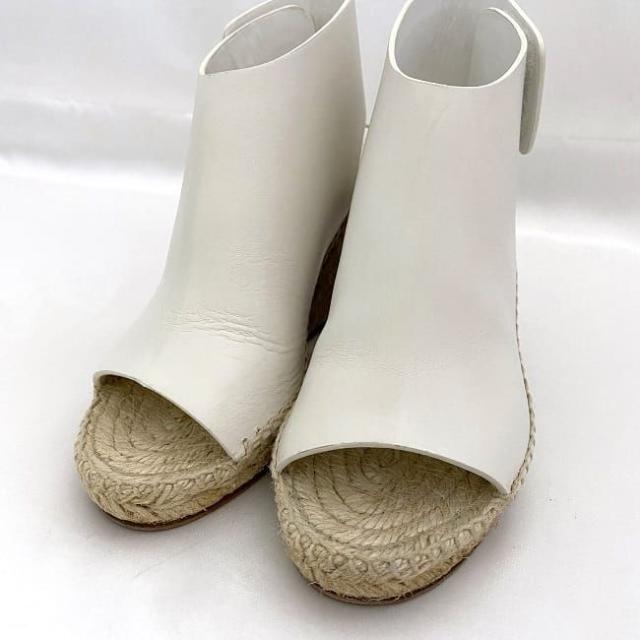 セリーヌ サンダル ウェッジソール ヒール ホワイト 313853 ec-20284 美品 21.0cm レザー 中古 CELINE アパレル エスパドリーユ オープントゥ ブーティー 9cmヒール 定番 人気 白 爽やか 革 脚長 美脚 夏 春 シンプル お洒落 カジュアル ブランド 本物 鑑定済み