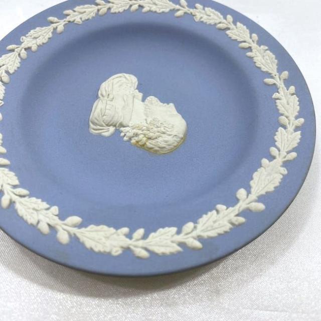 ウエッジウッド 青い陶器の皿 2000年製 大変エレガントで素敵な雰囲気 ウエッジウッド 青い陶器の皿 2000年製 大変エレガントで素敵な
