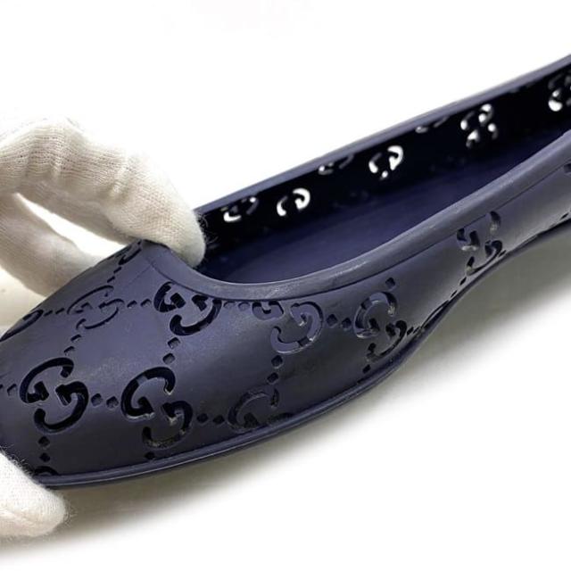 グッチ フラット シューズ ネイビー シマ 美品 24.0cm ラバー 中古 GUCCI アパレル 靴 GG カット レディース 女性 人気 軽い カジュアル サマーシューズ 通気性 紺 お洒落 高級感 ロゴ 上品 普段使い ブランドシューズ くつ  ブランド 本物 鑑定済み