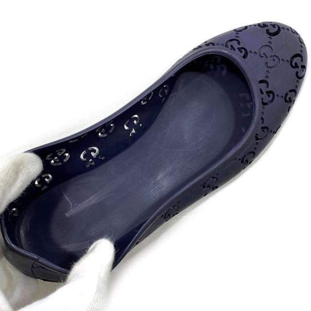 グッチ フラット シューズ ネイビー シマ 美品 24.0cm ラバー 中古 GUCCI アパレル 靴 GG カット レディース 女性 人気 軽い カジュアル サマーシューズ 通気性 紺 お洒落 高級感 ロゴ 上品 普段使い ブランドシューズ くつ  ブランド 本物 鑑定済み