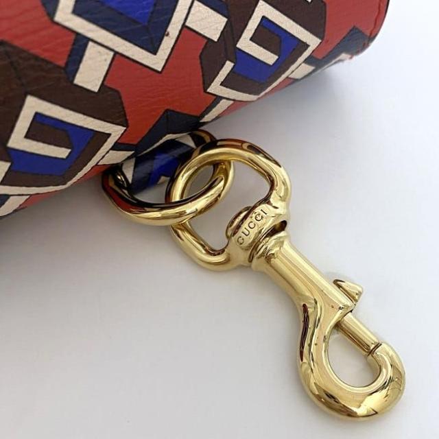 GUCCI - グッチ Air Pods ケース レッド パープル ジオメトリック 美品 イヤホン カバー PVC レザー 中古 GUCCI GG 幾何学柄 総柄 ホック ストラップ 定番 人気 箱付き レディース メンズ 革 小さい 小物 お洒落 赤 グッチ Air Pods ケース レッド パープル ジオメトリック 美品