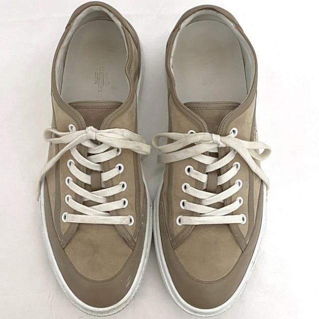 エルメス スニーカー ベージュ ホワイト 美品 27.5cm スエード レザー ラバー 中古 HERMES 靴 メンズ ローカット シューズ アパレル 箱有 人気 男性 カジュアル シンプル お洒落 ブランドシューズ 高級感 上品 靴紐 普段使い アクセント ブランド 本物 鑑定済み
