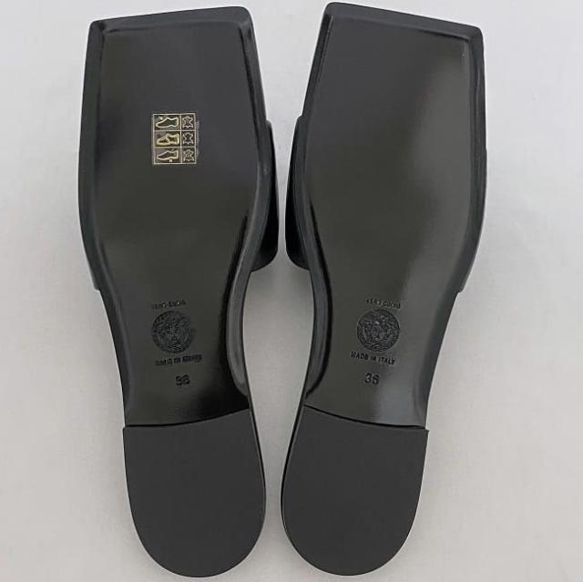 ヴェルサーチ サンダル ec-21848 ブラック メデューサ DST619C DVT2P 未使用 美品 23.5cm レザー Sランク VERSACE アパレル 黒 ロゴ フラット ミュール レディース メンズ スクエア 靴 ぺたんこ シンプル シューズ 箱付き ブランド 本物 鑑定済み