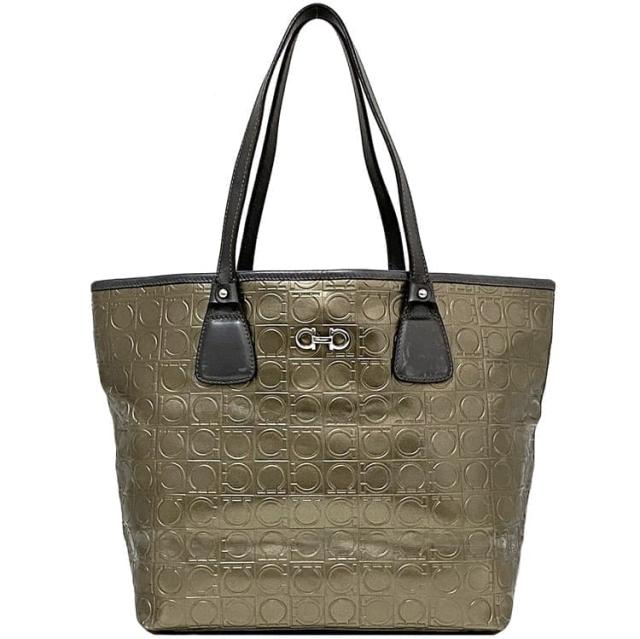 サルヴァトーレ フェラガモ トートバッグ ec-22335 ゴールド グレー ガンチーニ 美品 PVC レザー 中古 FJ-21 B476 Salvatore Ferragamo 肩掛け 総柄 マグネットヴィンテージ ロゴ 定番 人気 お洒落 革 トート バッグ 鞄 灰色 エレガント ブランド 本物 鑑定済み