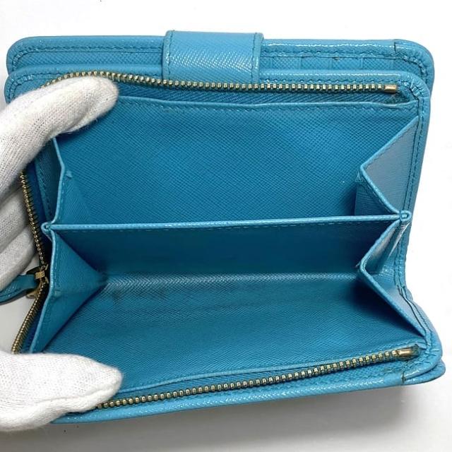 プラダ 二つ折り 財布 ec-22727 ライトブルー 美品 サフィアーノ レザー 中古 204 PRADA Ｌ字 青 ファスナー ロゴ ホック コンパクト シンプル レディース メンズ 男女兼用 グレインレザー 定番 人気 折り財布 ブランド 本物 鑑定済み プラダ 二つ折り 財布 ec-22727 ライトブルー 美品 サフィアーノ