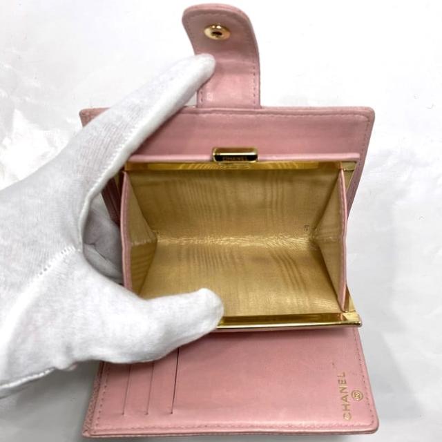 シャネル 二つ折り 財布 ec-22875 ピンク ココマーク A13497 美品 がまぐち キャビアスキン レザー 中古 8513669 CHANEL 8番台 ロゴ ヴィンテージ コンパクト ホック ガマグチ 定番 人気 ホック 折り財布 箱付き レディース がま口 ブランド 本物 鑑定済み 折りたたみ財布