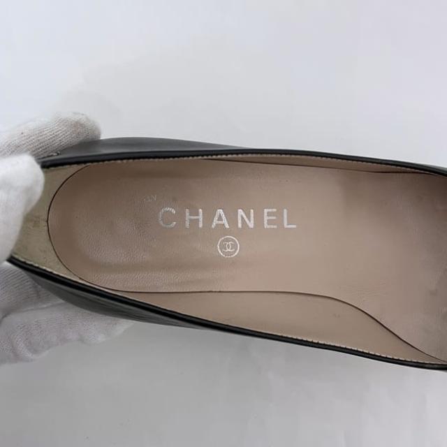 シャネル パンプス ec-23191 ブラック ココマーク 美品 24.0cm レザー 中古 CHANEL シューズ 靴 ワンポイント ロゴ アパレル ヴィンテージ シンプル 定番 人気 箱付き 箱 黒色 黒 革 お洒落 レディース シューズ 通勤 ビジネス 高級感 ブランド 本物 鑑定済み