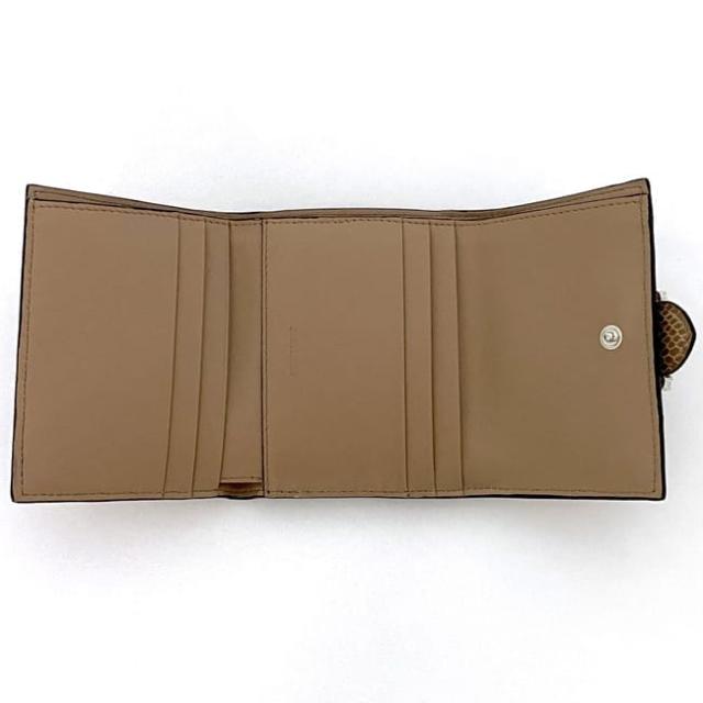 ジミーチュウ 三つ折り 財布 ec-23308 ピンクベージュ OLPF 028 未使用 美品 レザー ラインストーン Sランク JIMMY CHOO モチーフ ストーン 札入 バックル コンパクト 定番 人気 レディース 箱付き プレゼント ギフト 贈り物 誕生日 革 ブランド 本物 鑑定済み ジミーチュウ 三つ折り 財布 ec-23308 ピンクベージュ OLPF 028 未使用