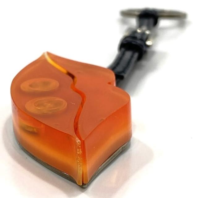 プラダ キーホルダー ec-23422 オレンジ シルバー ブラック 美品 プラスチック メタル パテントレザー 中古 PRADA リップ 唇 チャーム キーリング 定番 人気 小物 お洒落 エレガント 箱付き 箱 小さい バッグチャーム シンプル 高級感 ブランド 本物 鑑定済み プラダ キーホルダー ec-23422 オレンジ シルバー ブラック 美品
