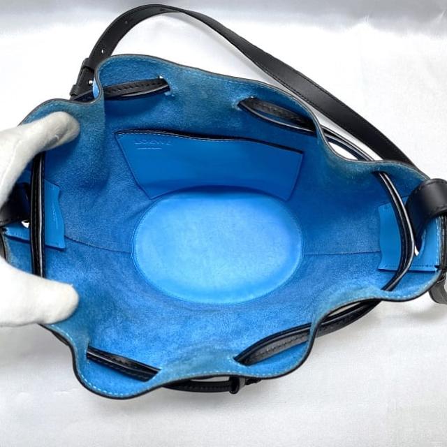 ロエベ ショルダーバッグ f-22495 ライトブルー ブラック バルーン 326.76AC31 巾着 美品 レザー 中古 522003 LOEWE 肩掛け 青 黒 クロスボディ アナグラム バイカラー 巾着バッグ レディース メンズ バイカラー 巾着ショルダー ダイス ブランド 本物 鑑定済み