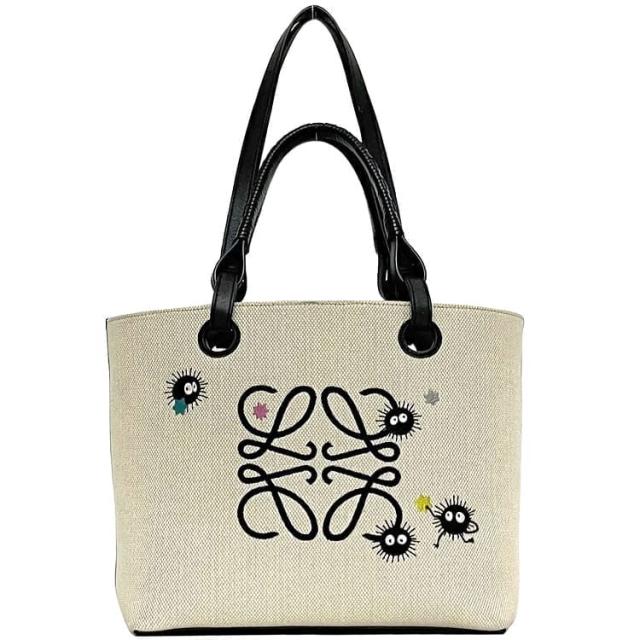 ロエベ トートバッグ f-22747 ホワイト ブラック ジブリ 千と千尋の神隠し アナグラム A717S72X16 美品 ススワタリ コラボ キャンバス レザー 中古 012147 LOEWE 刺繍 レア まっくろくろすけ コラボ キャラクター 軽い ロゴ 肩掛け 黒 ブランド 本物 鑑定済み