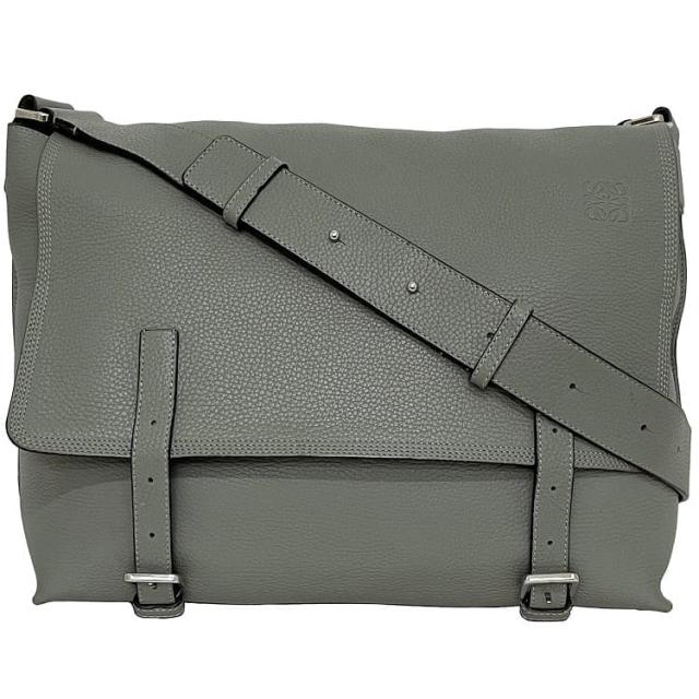 ロエベ ショルダーバッグ ミリタリー メッセンジャーバッグ f-23273 グレー 316 41 N64 美品 レザー 中古 609190 LOEWE アナグラム 灰色 ロゴ 刻印 クロスボディ フラップ 大容量 グレインレザー レディース メンズ 書類 a4 ブランド 本物 鑑定済み