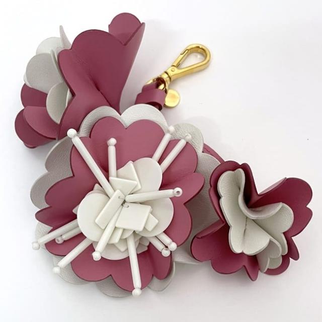 ミュウミュウmiumiu フラワーキーホルダー クリスタル装飾付き ミュウミュウmiumiu フラワーキーホルダー クリスタル装飾付き ミュウ