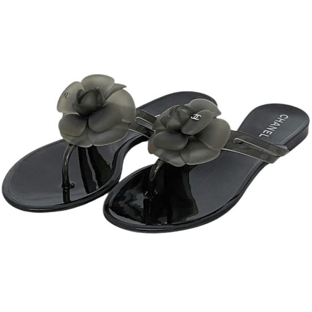 シャネル サンダル ec-23958 ブラック カメリア G26012X01618 美品 23.5cm ラバー 中古 CHANEL 37 レディース ココマーク 履物 ロゴ 金具 人気 定番 お洒落 シンプル 高級感 エレガント 黒 クリア 女性 靴 モチーフ 花 カジュアル ブランド 本物 鑑定済み