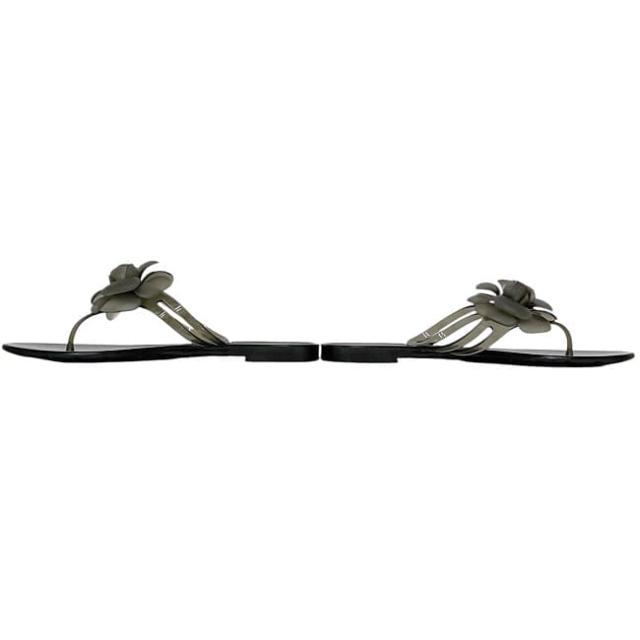 シャネル サンダル ec-23958 ブラック カメリア G26012X01618 美品 23.5cm ラバー 中古 CHANEL 37 レディース ココマーク 履物 ロゴ 金具 人気 定番 お洒落 シンプル 高級感 エレガント 黒 クリア 女性 靴 モチーフ 花 カジュアル ブランド 本物 鑑定済み