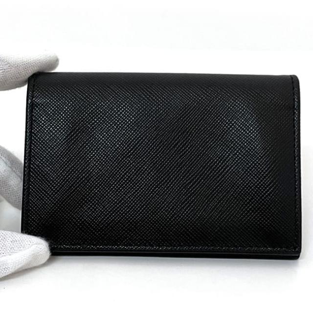 プラダ 名刺入れ f-23759 ブラック NERO 美品 サフィアーノ レザー 中古 PRADA ロゴ 黒 金具 マチなし 折りたたみ 二つ折り メンズ レディース 革 ゴールド金具 カードケース 定番 人気 シンプル ビジネス 小物 ブランド 本物 鑑定済み プラダ 名刺入れ f-23759 ブラック NERO 美品 サフィアーノ レザー