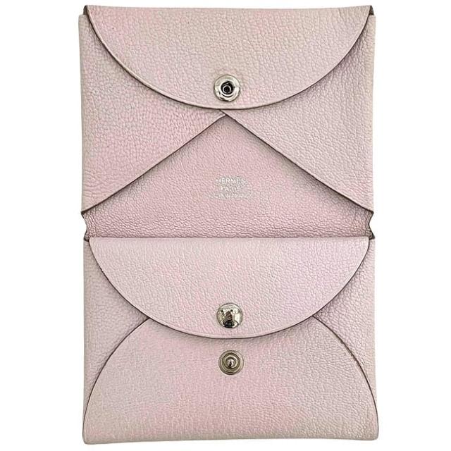 エルメス 二つ折り 財布 カルヴィ デュオ f-23964 ピンク モーヴルペール ケース レザー シェブルミゾル 中古 U刻印 2022年 HERMES ホック コンパクト 小銭入れ ヴィンテージ 薄ピンク 人気 定番 お洒落 上品 シンプル エレガント ブランド 本物 鑑定済み エルメス 二つ折り 財布 カルヴィ デュオ f-23964 ピンク モーヴ