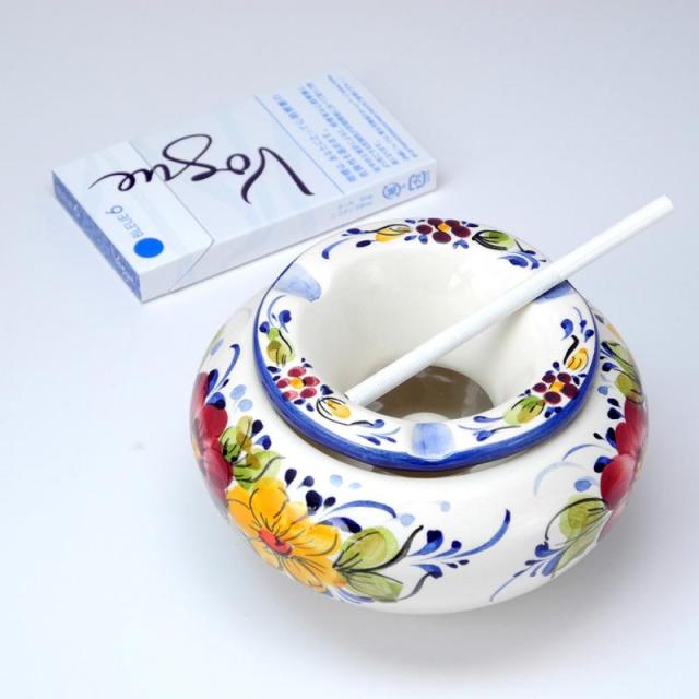 ポルトガル製 おしゃれ 灰皿 フタ付き 丸型 白 陶器製 優しい小花柄 ブルー アッシュトレイの通販はau Pay マーケット 癒しのヴェルサイユ宮殿