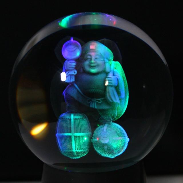 石流通センター 天然石 彫刻置物 丸玉 人工水晶 約90mm (レーザー彫刻)(レインボー台付き) 恵比寿 パワーストーン 水晶丸玉 約60g No,925｜置物⁄彫り物 | 天然石・パワーストーンの卸