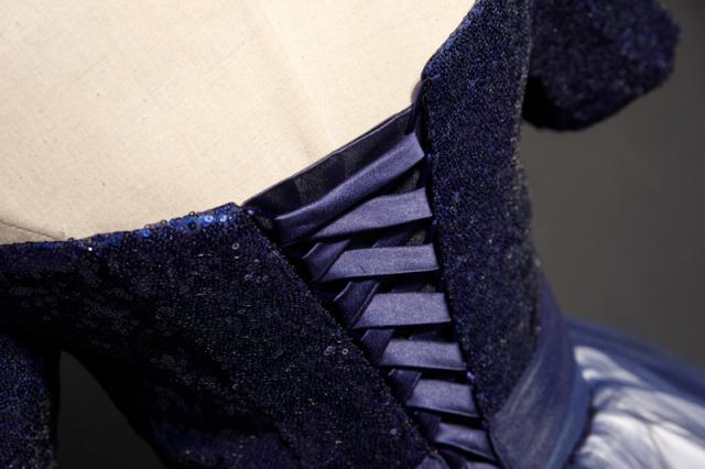 送料無料】 ロングドレス 刺繍 ステージ カラードレス 紺×白