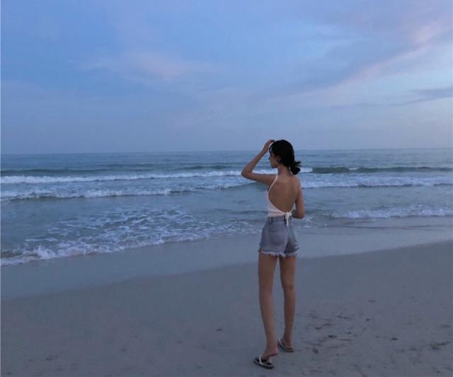 トップス キャミ 背中見せ 肩見せ がっつりとした背中開き 肌見せ 女度