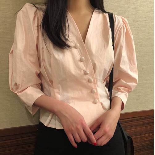 7分袖ブラウス ボリューム袖 レディライク 襟なし Vネック 通勤 変形デザイン の通販はau Pay マーケット ル ボヌール