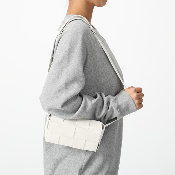 ボッテガヴェネタ ボディバッグ ミニ カセット ミニバッグ ベルトバッグ ホワイト レディース BOTTEGA VENETA 668572 VMAY1 9009