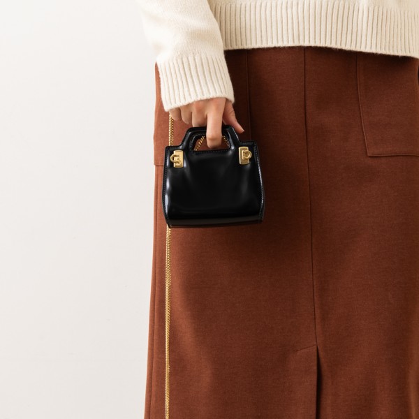 フェラガモ ハンドバッグ ショルダーバッグ ワンダ マイクロバッグ ブラック レディース FERRAGAMO 213984 0762512の通販は 91,800円