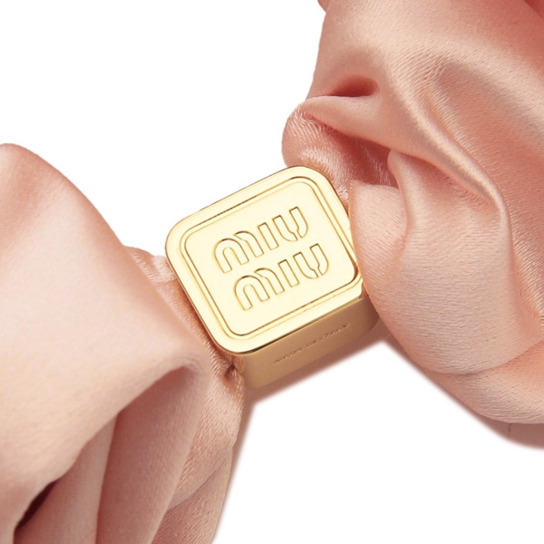 miumiu ミュウミュウ シュシュ ヘアゴム パイル ロゴ刺繍 ピンク miumiu ミュウミュウ シュシュ ヘアゴム パイル ロゴ刺繍 ピンク