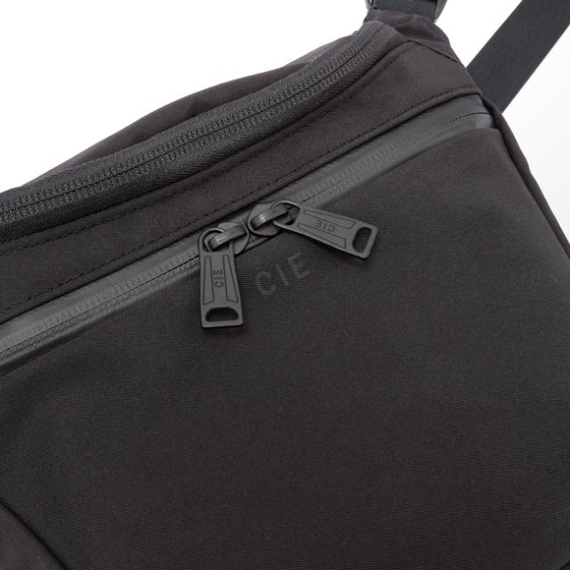 商いもの文芸評論で+5%｜CIE シー ペイスト ショルダーバッグ ミニ パウダーコンパクト A5 縦型 軽さ 撥水 雨合羽 日本製 ブランド名 CIE 072001