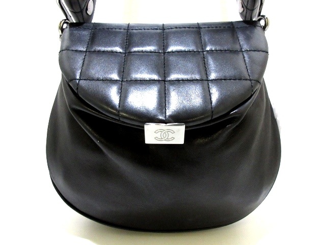 シャネル Chanel ショルダーバッグ レディース チョコバー 黒 がま口 ストラップ着脱可 ラムスキン 中古 0714の通販はau Pay マーケット ブランディア Au Pay マーケット店