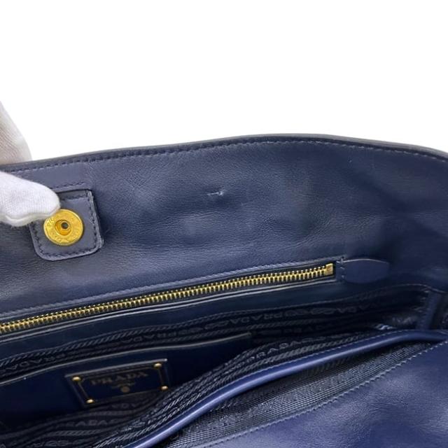プラダ 2way トートバッグ ネイビー BN1713 美品 レザー 中古 165 58/L PRADA 大容量 紺色 本革 ゴールド金具 バッグ 書類 a4 ショルダーバッグ 肩掛け ロゴ金具 縦 大容量 メンズ レディース 男女兼用_7