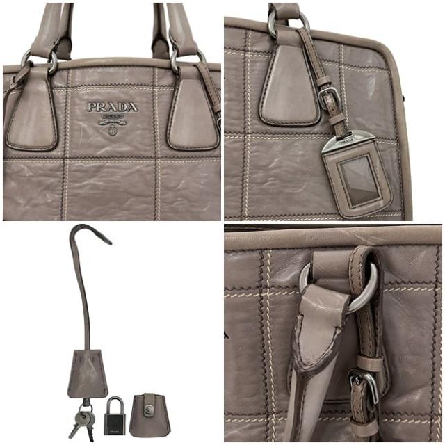 プラダ 2way バッグ グレー BN2217 美品 ナッパ レザー 中古 180 PRADA トートバッグ クロスボディ ショルダーバッグ ファスナー ステッチ 鍵付き ヴィンテージ レディース 女性 定番 人気 肩掛け ハンドバッグ