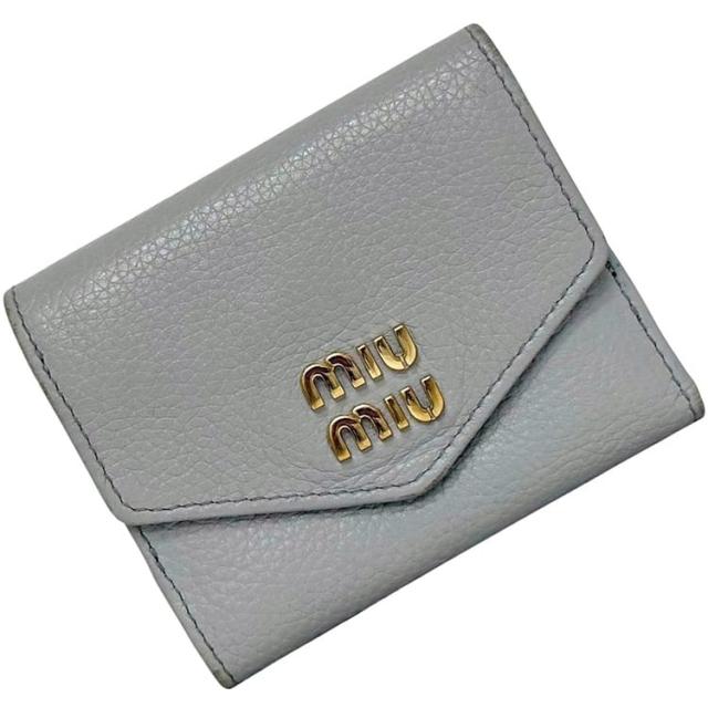 ミュウミュウ 三つ折り 財布 グレー 5MH040 美品 レザー 中古 262 miu miu ロゴ ブランド 金具 ホック コンパクト 折り財布 灰色 シンプル 定番 人気 ゴールド金具 メンズ レディース 男女兼用 革財布 折りたたみ