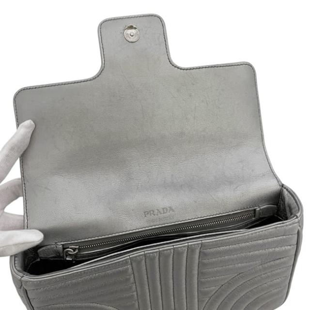 プラダ チェーンショルダー バッグ シルバー ダイアグラム 1BD108 美品 レザー 中古 7/6 PRADA クロスボディ 肩掛け フラップ キルティング ステッチ ロゴ金具 銀 メタリック シンプル シルバー金具 レディース 定番_9