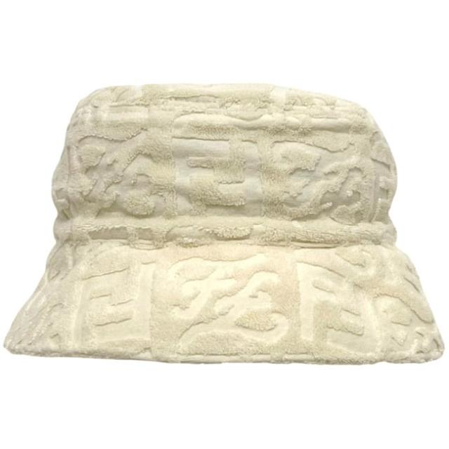フェンディ バケットハット ホワイト ズッカ FXQ801 65050030 美品 クリーニング済み パイル地 中古 FENDI Ｌサイズ 白 FF 帽子 バケハ アパレル ロゴ 総柄 メンズ レディース 男女兼用 57cm 定番 人気