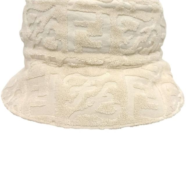 フェンディ バケットハット ホワイト ズッカ FXQ801 65050030 美品 クリーニング済み パイル地 中古 FENDI Ｌサイズ 白 FF 帽子 バケハ アパレル ロゴ 総柄 メンズ レディース 男女兼用 57cm 定番 人気